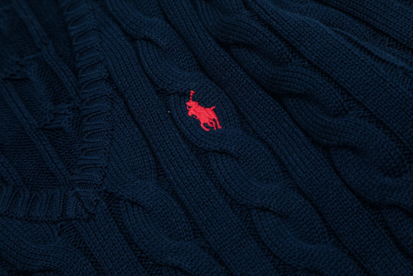 P210 Top quality" Style number: DS019# [Ralph Lauren V-neck solid color pony embroidered logo hemp flower knitted sweater] ✅Ralph Lauren Ralph Lauren goddess slim basic classic V-neck hemp flower pullover sweater ✅Main supplier platform live broadcast Wholesale entity Replacement when out of stock Not removed from the shelves ✅ZP quality 1:1 version Scan the code to enter the GF website Counter quality ✅Detailed quality The only one in Guangzhou Imported quality cotton yarn Mainly high-end Value for money, good quality, needless to say, ✅Simple upper body, easy to match, ootd must-have, good-looking clothes are never picky, a must-have in the goddess’ wardrobe, recommended Size: S-L Color: black, off-white, gray, navy blue, khaki, pink, light blue, rose red, brown, Chinese red